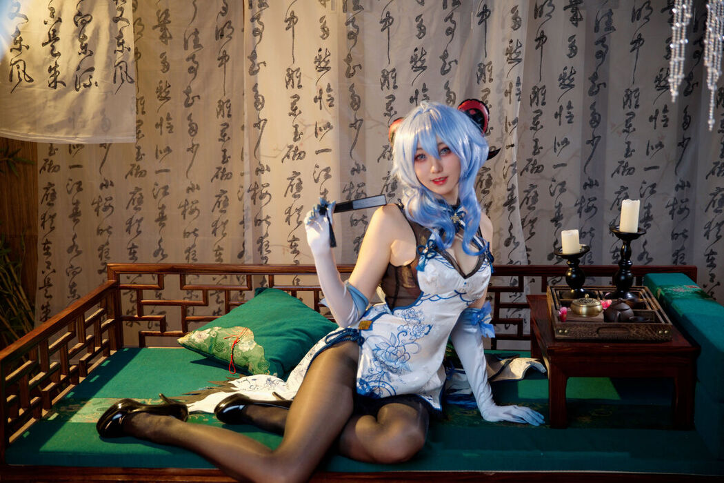 Coser@屑雪雪鸭 – 甘雨青花瓷旗袍