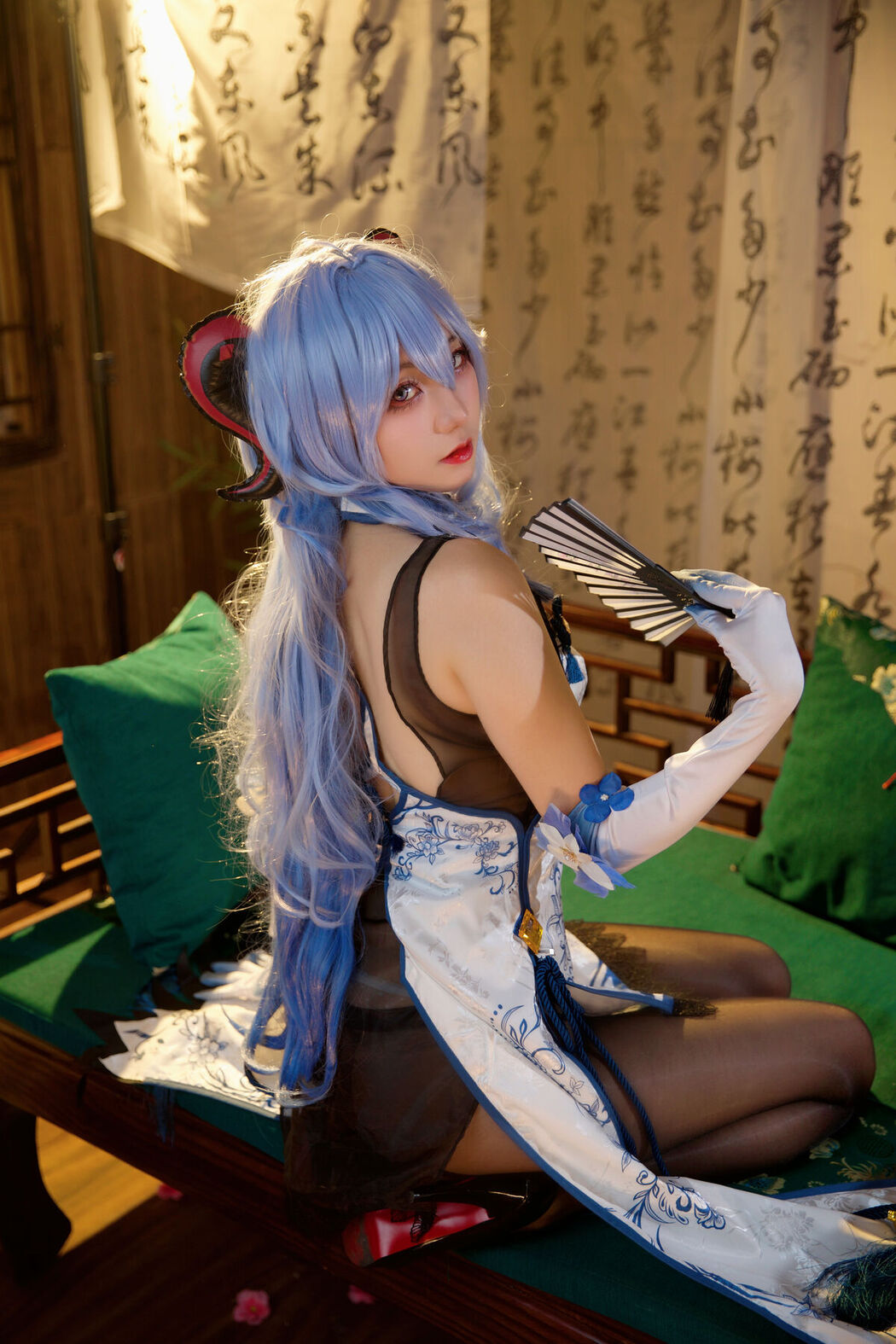 Coser@屑雪雪鸭 – 甘雨青花瓷旗袍