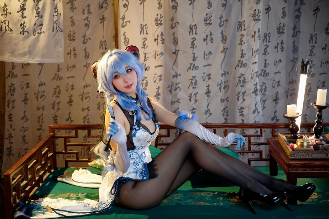 Coser@屑雪雪鸭 – 甘雨青花瓷旗袍