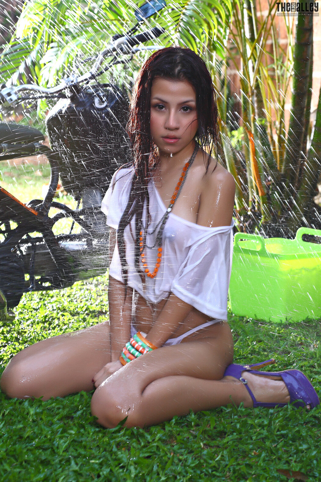 Lydia The Black Alley Photobook Set.04