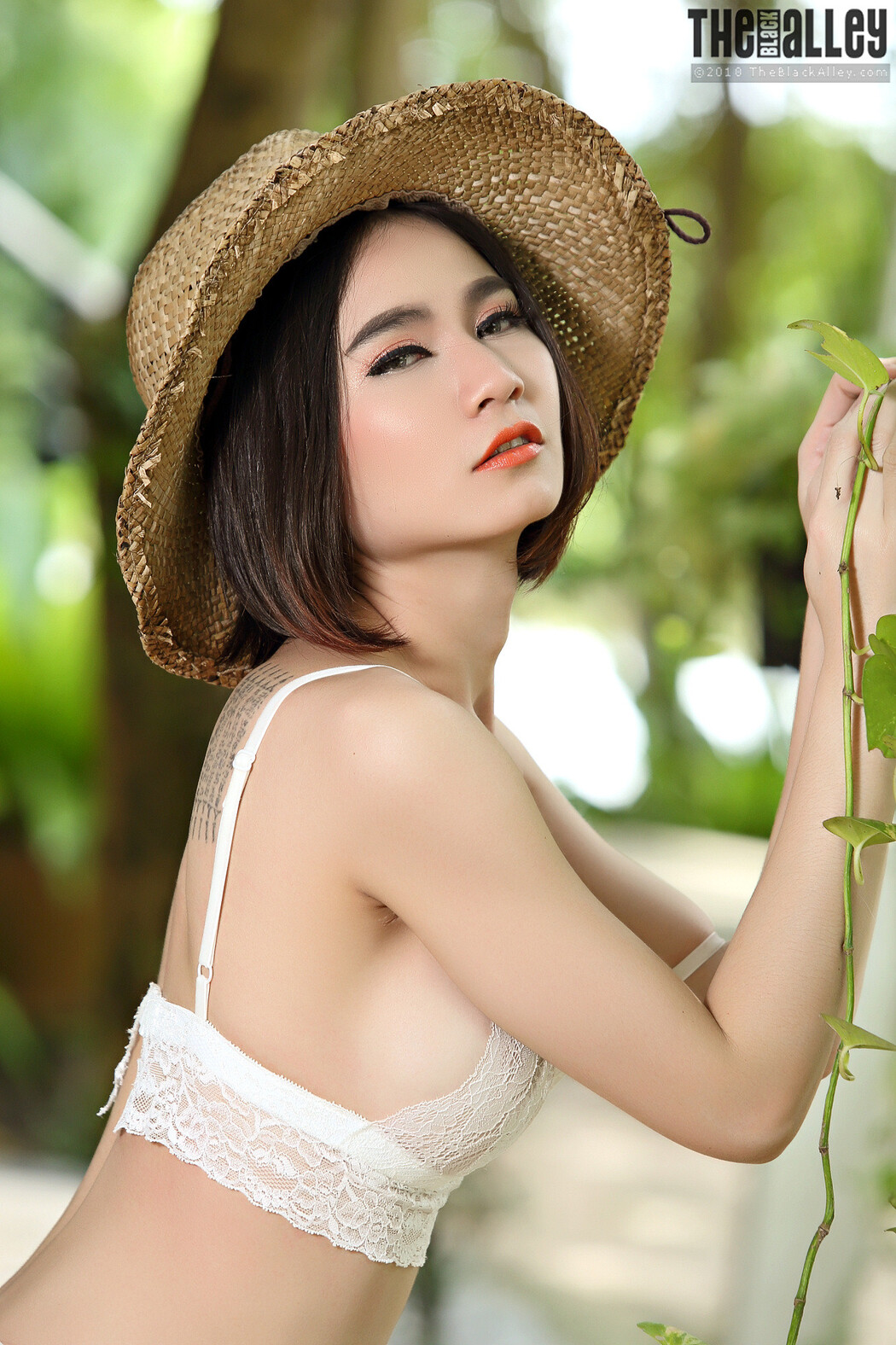 Ellie The Black Alley Photobook Set.26