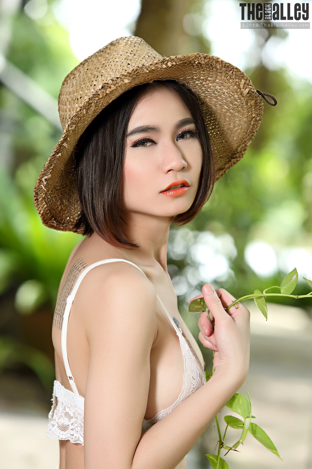 Ellie The Black Alley Photobook Set.26