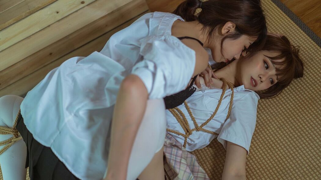 Coser@七月喵子 qiyuemiaozi – 百合JK绳艺