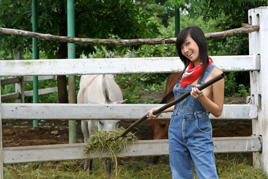 Lolita Cheng Zhang Huimin "Cowboy Girl with Sling" [The Black Alley]