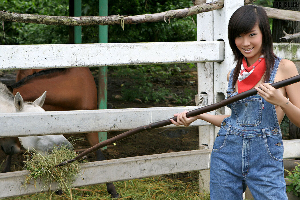 Lolita Cheng Zhang Huimin "Cowboy Girl with Sling" [The Black Alley]