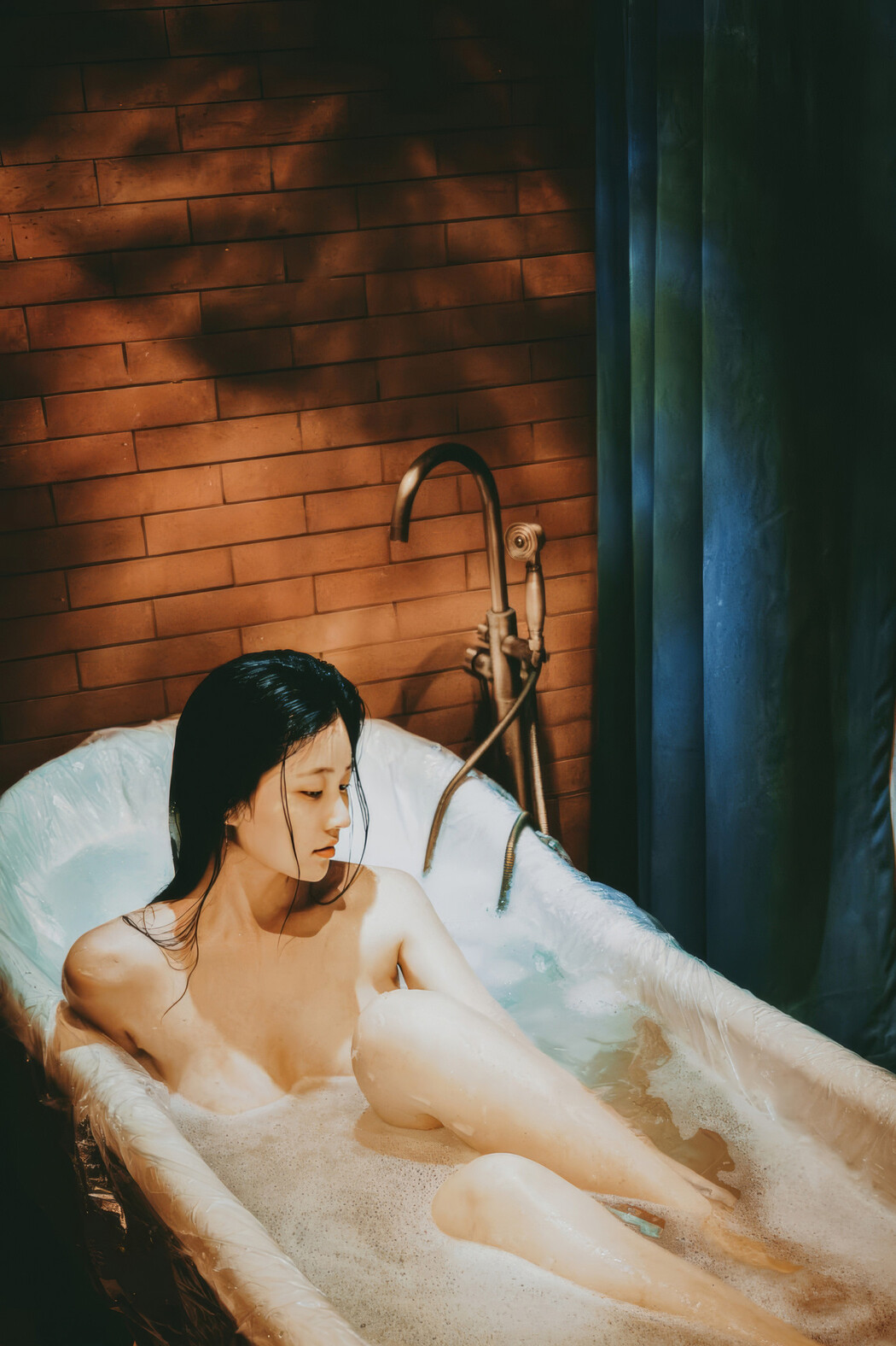 年年Nnian, 写真集 沐浴 Take a Bath