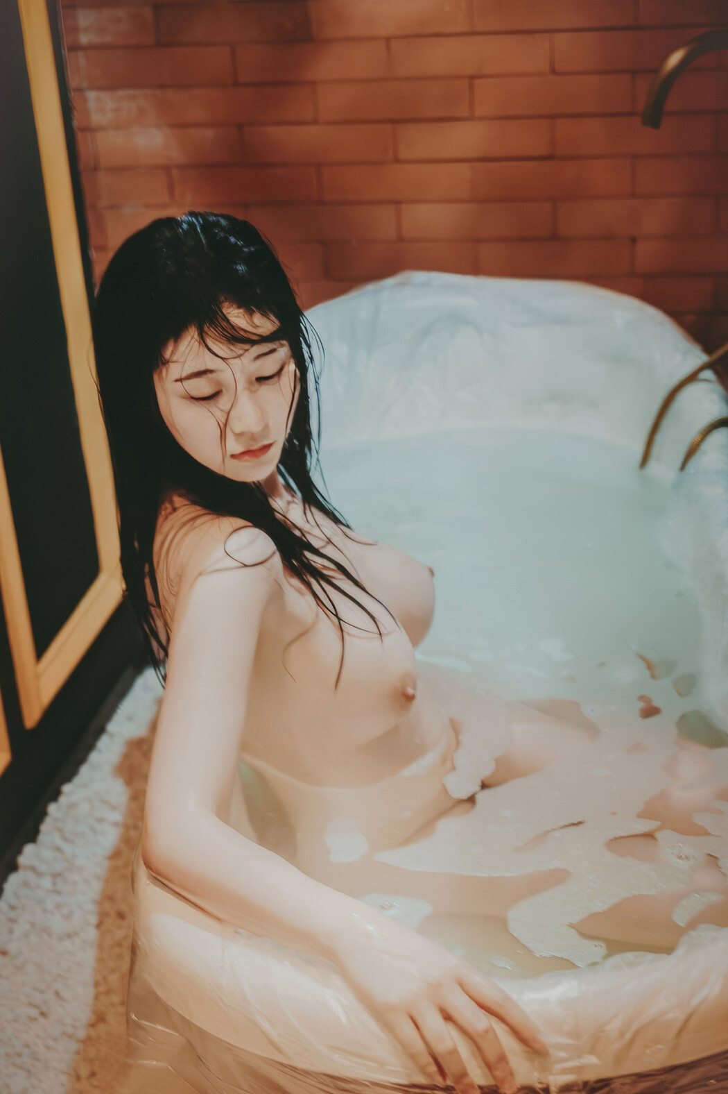 年年Nnian, 写真集 沐浴 Take a Bath