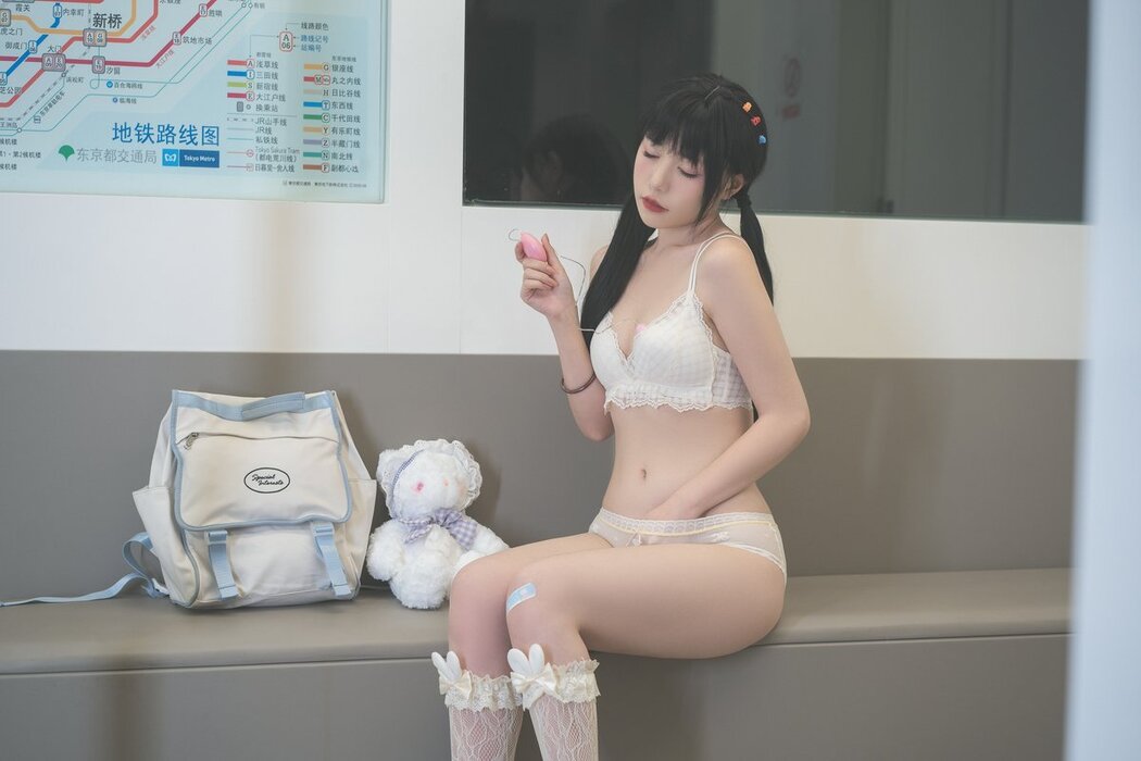 Coser@爆机少女喵小吉 Nekokoyoshi – 深夜地铁 Part2