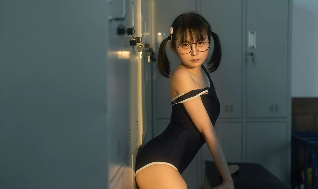 Coser@幼水铃衣 – 午间更衣室