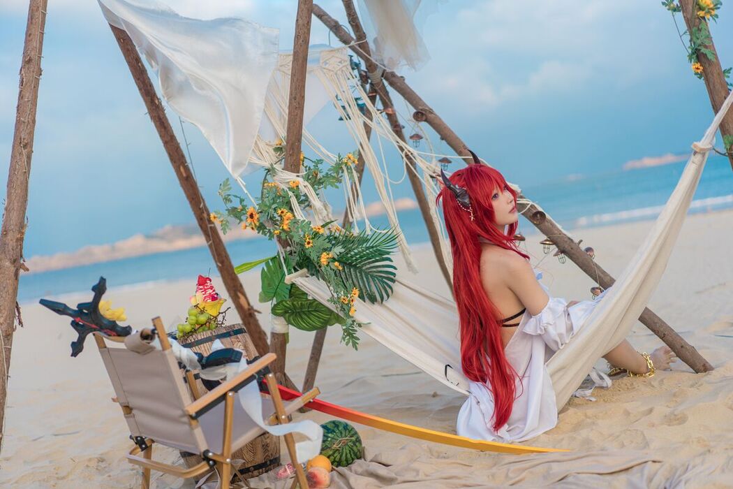 Coser@阿包也是兔娘 – 明日方舟 史尔特尔泳装