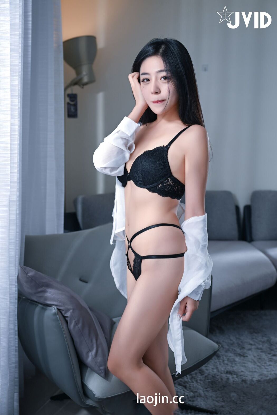 JVID Song Yu Chuan 宋雨川 – 新到女同事上班第一天前先到我家裡作個拜訪 Part1