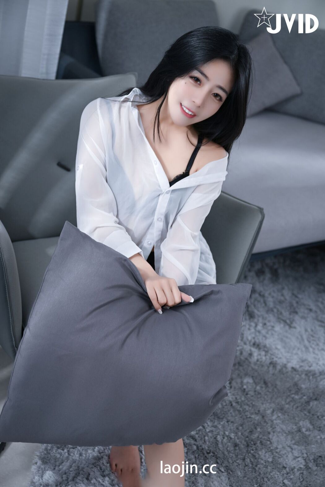 JVID Song Yu Chuan 宋雨川 – 新到女同事上班第一天前先到我家裡作個拜訪 Part2