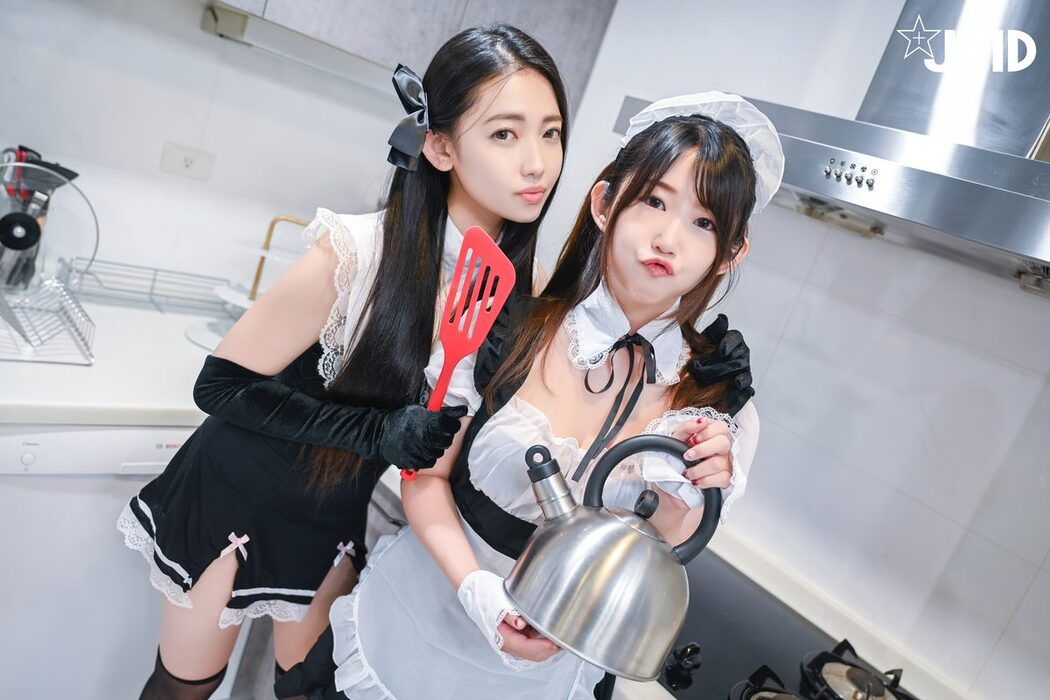 JVID Xia Mu Guang 夏暮光 x Rou Bao 肉包 – A Fierce Collision Between Two Maids At The Mansions Dining Table