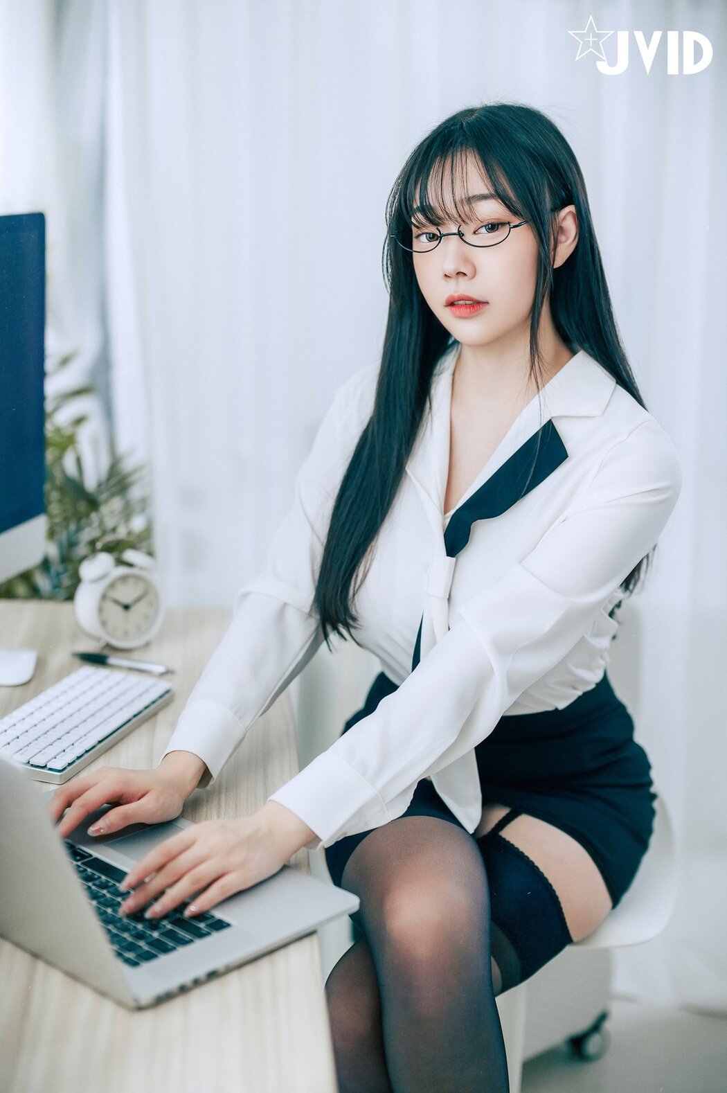 JVID Yi Xin Slivia 苡昕Slivia – 超巨乳女秘書 Part1