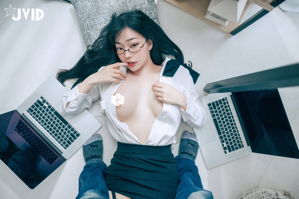 JVID Yi Xin Slivia 苡昕Slivia – 超巨乳女秘書 Part2