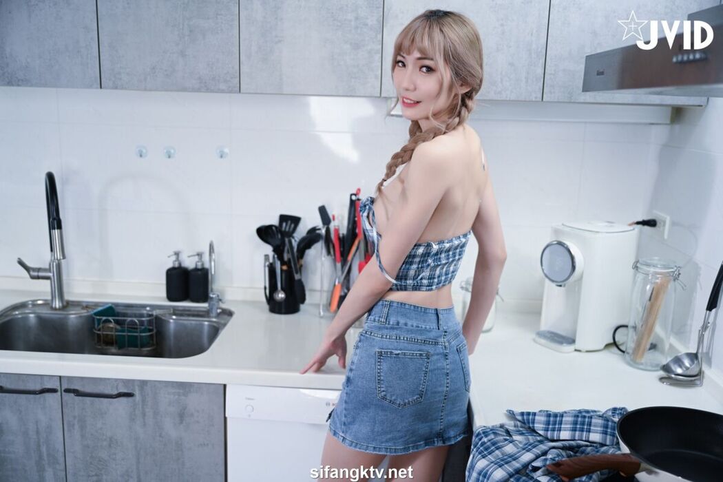 JVID Zhi Xuan 芷萱 – 超大尺度私拍 斯文青春廚娘 四點全露 Part2