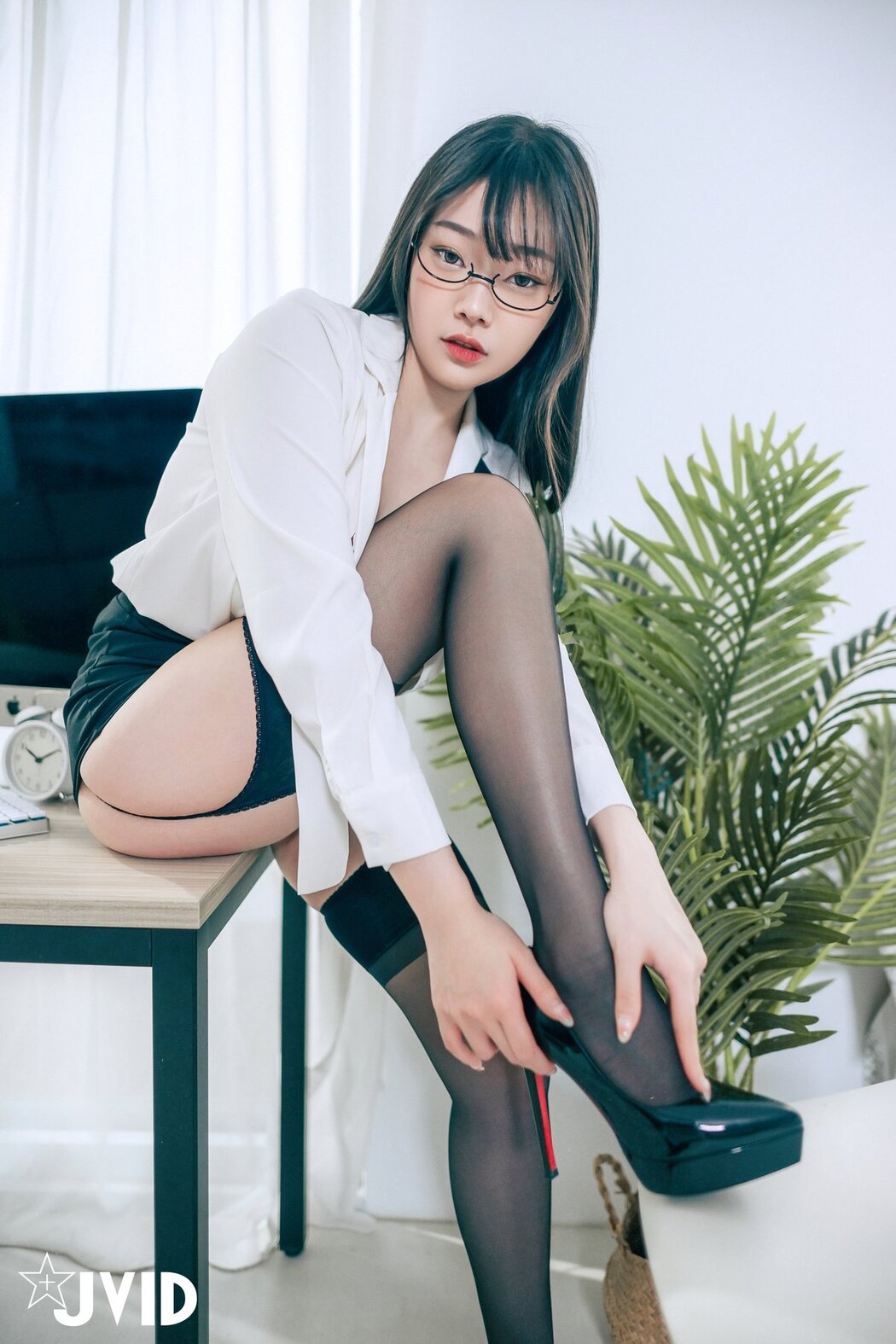 JVID Yi Xin Slivia 苡昕Slivia – 超巨乳女秘書 Part1