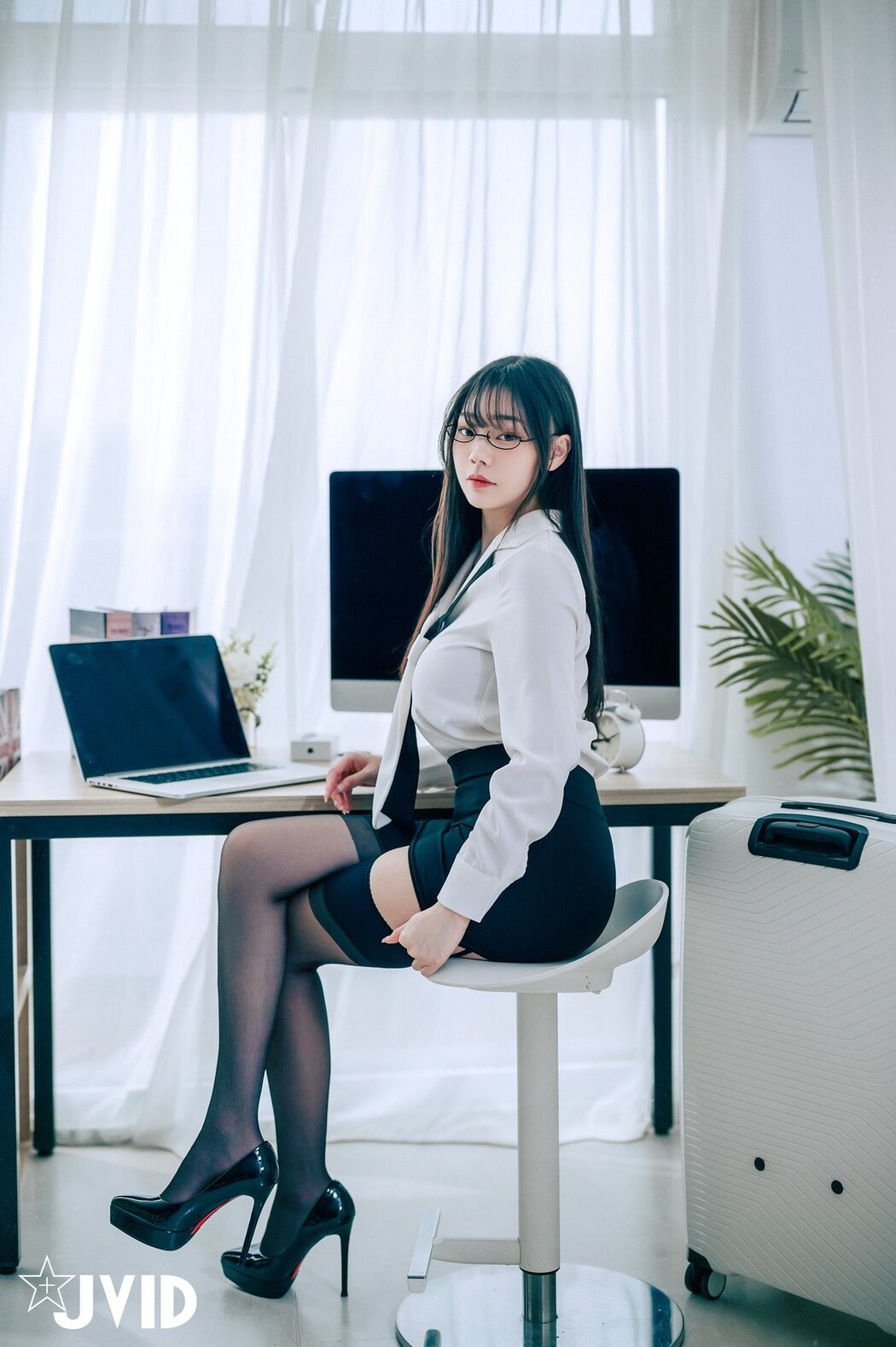 JVID Yi Xin Slivia 苡昕Slivia – 超巨乳女秘書 Part1