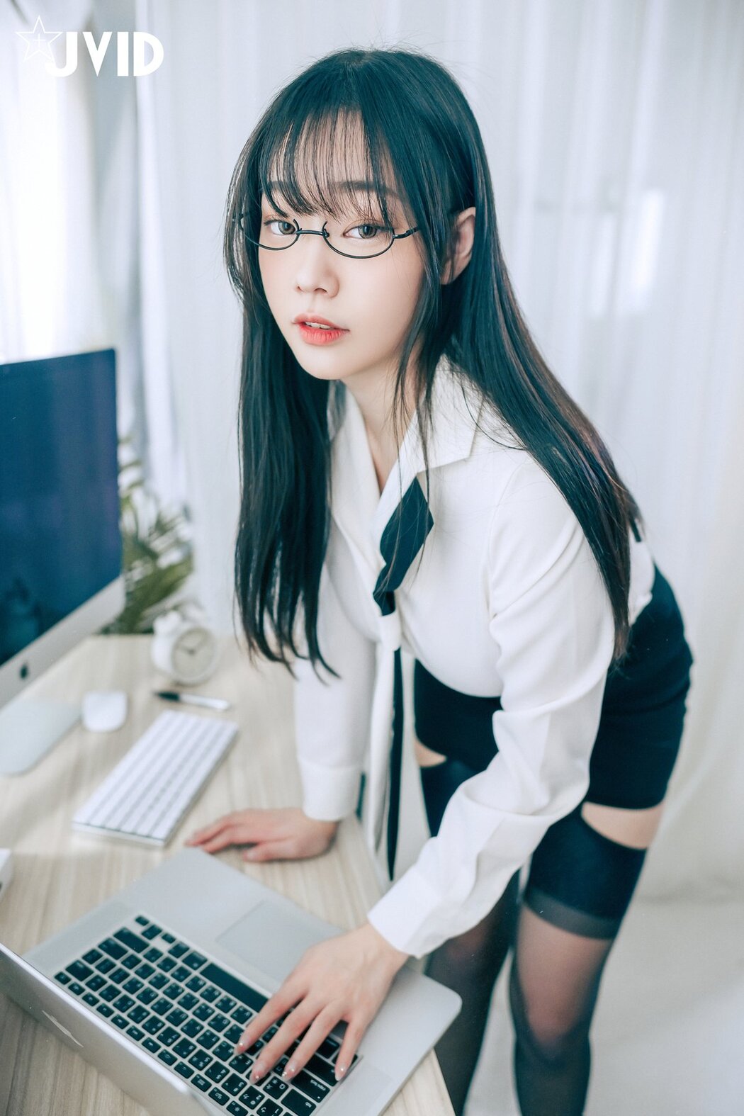 JVID Yi Xin Slivia 苡昕Slivia – 超巨乳女秘書 Part1