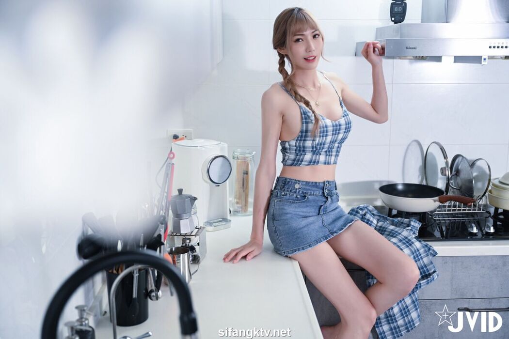 JVID Zhi Xuan 芷萱 – 超大尺度私拍 斯文青春廚娘 四點全露 Part1