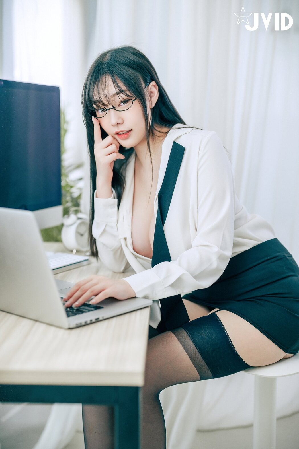 JVID Yi Xin Slivia 苡昕Slivia – 超巨乳女秘書 Part1