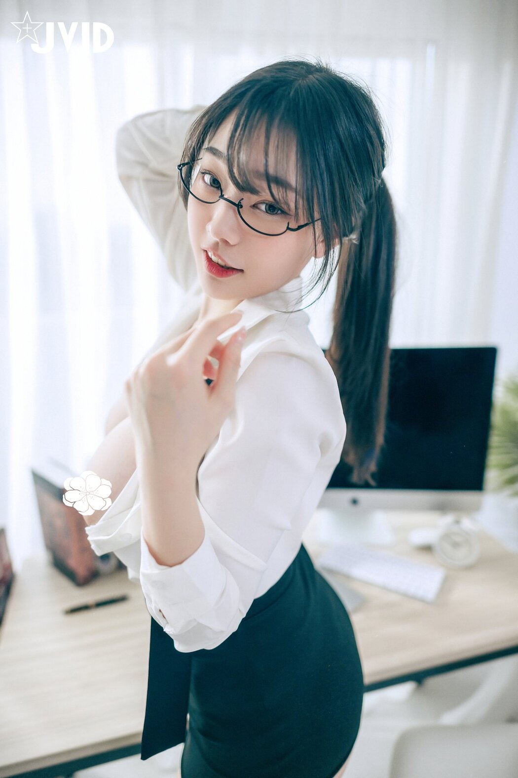 JVID Yi Xin Slivia 苡昕Slivia – 超巨乳女秘書 Part1