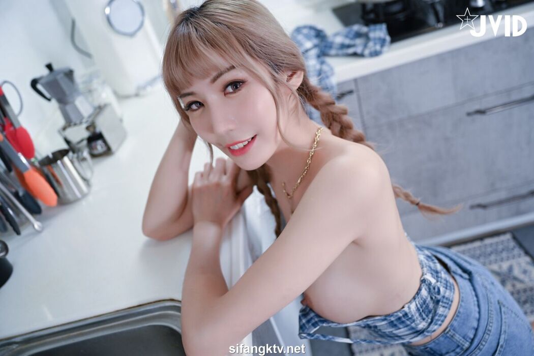 JVID Zhi Xuan 芷萱 – 超大尺度私拍 斯文青春廚娘 四點全露 Part1