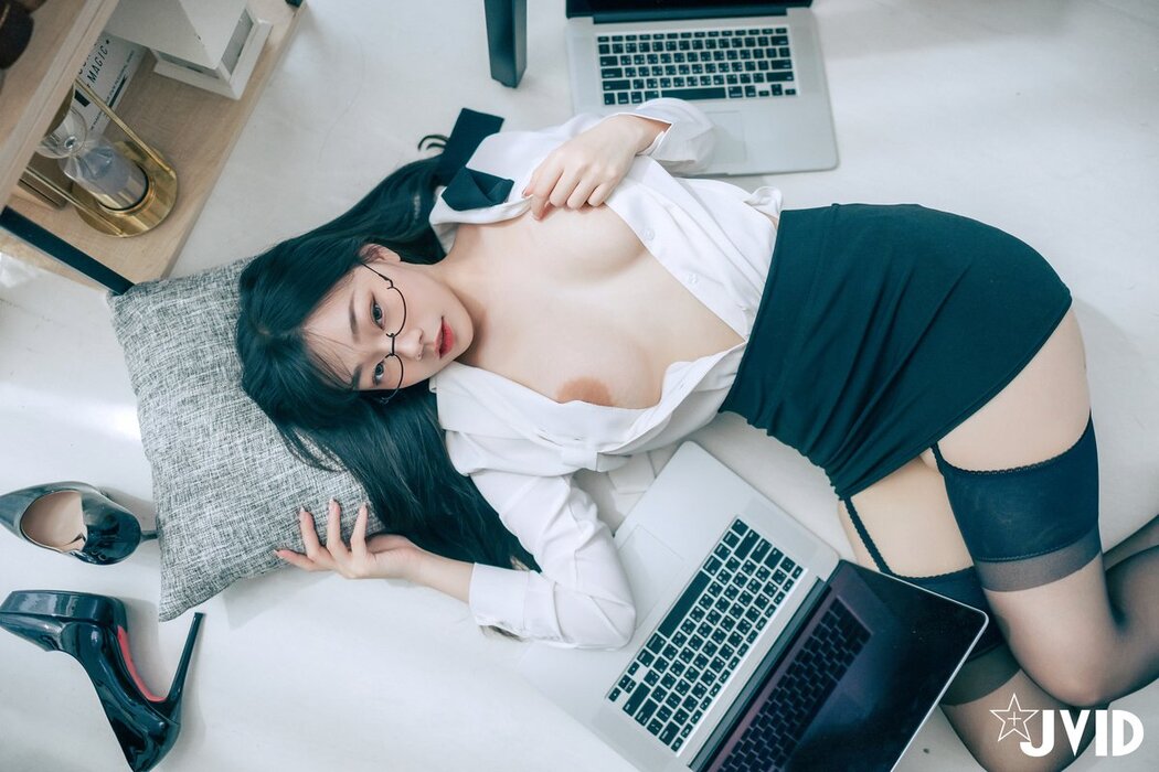 JVID Yi Xin Slivia 苡昕Slivia – 超巨乳女秘書 Part2