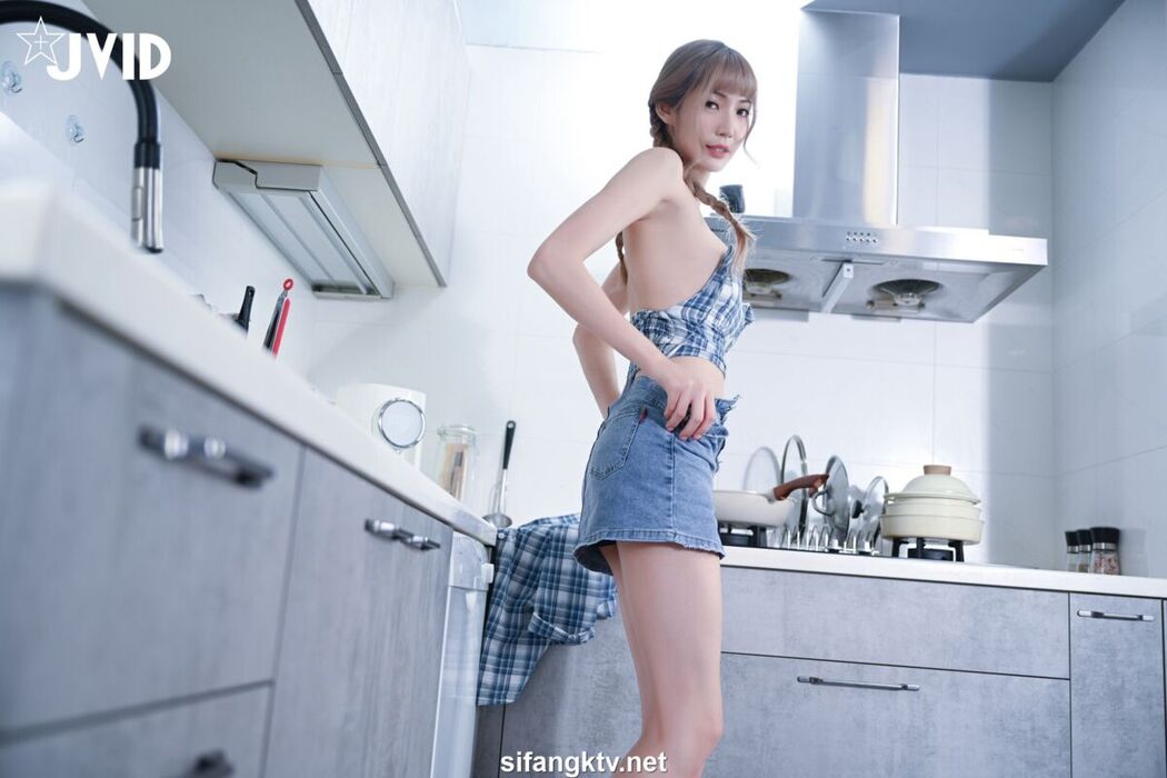 JVID Zhi Xuan 芷萱 – 超大尺度私拍 斯文青春廚娘 四點全露 Part1