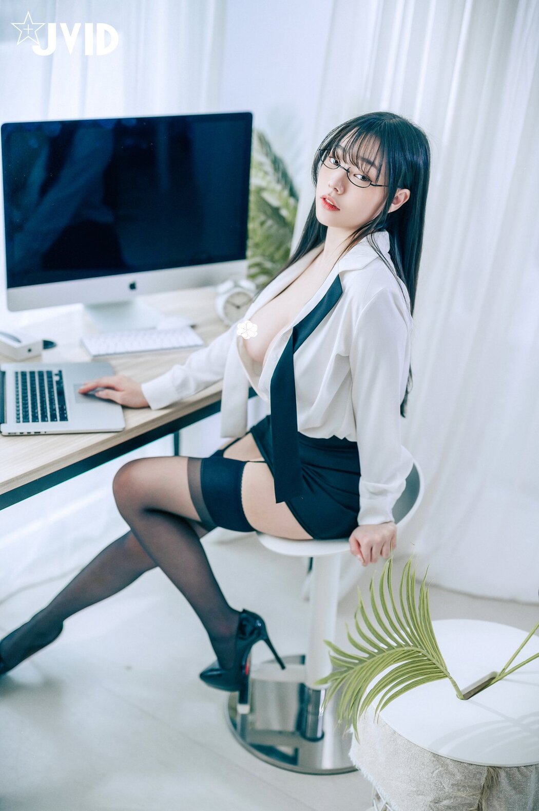 JVID Yi Xin Slivia 苡昕Slivia – 超巨乳女秘書 Part1