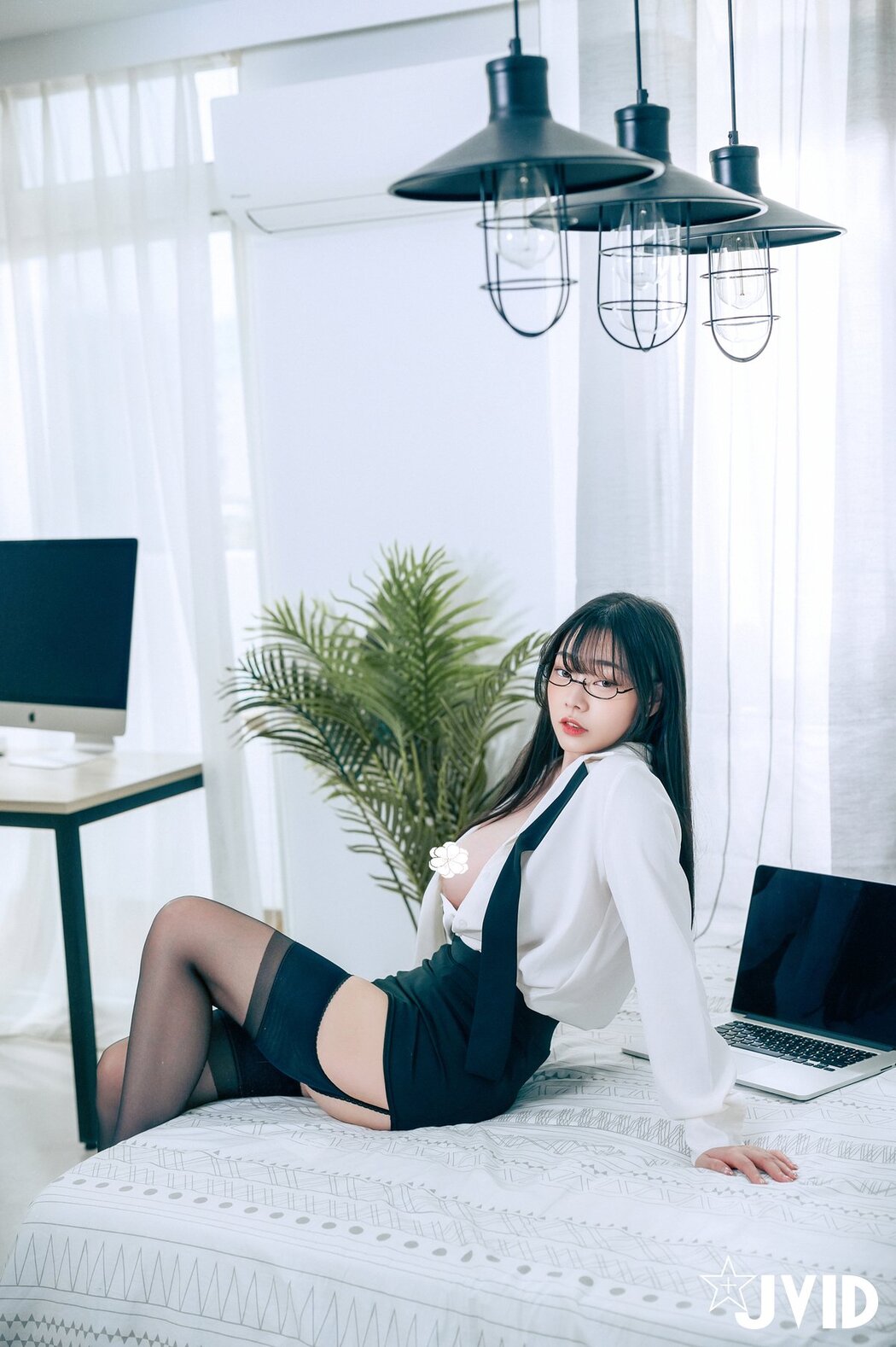 JVID Yi Xin Slivia 苡昕Slivia – 超巨乳女秘書 Part2