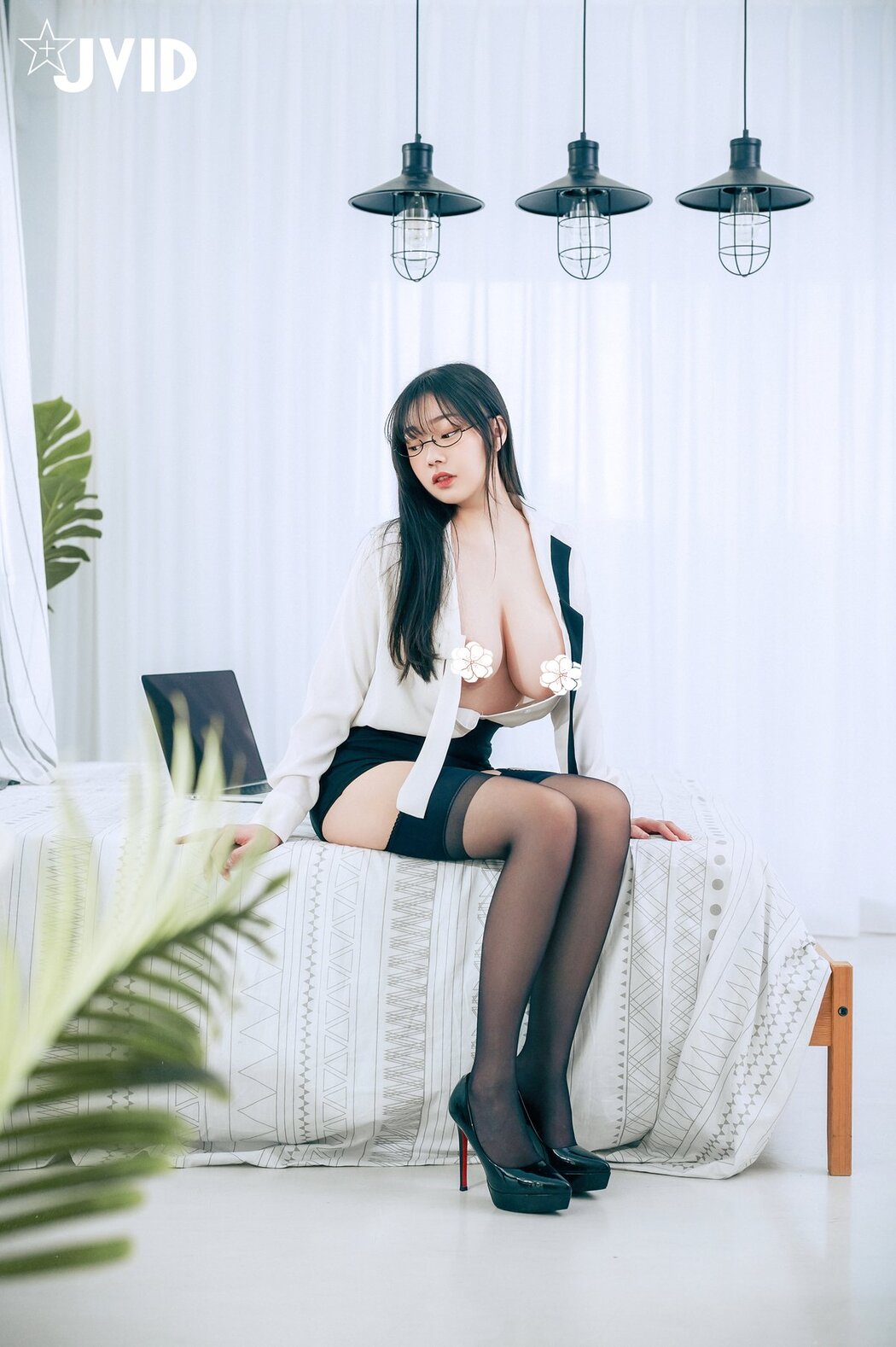 JVID Yi Xin Slivia 苡昕Slivia – 超巨乳女秘書 Part2