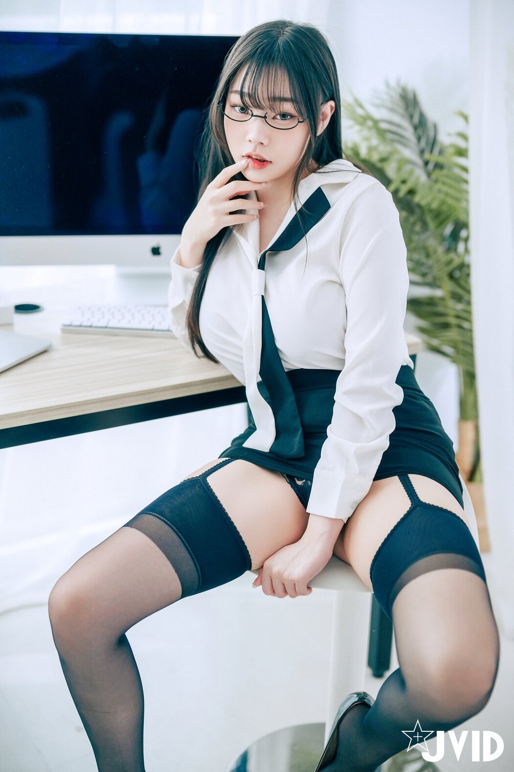 JVID Yi Xin Slivia 苡昕Slivia – 超巨乳女秘書 Part1