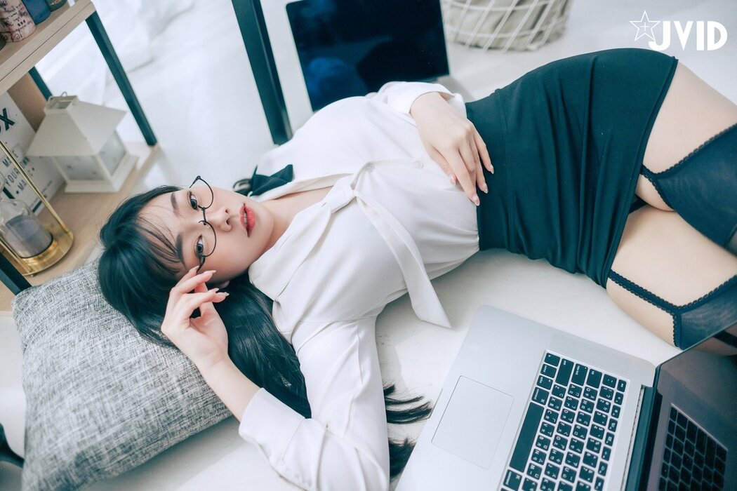 JVID Yi Xin Slivia 苡昕Slivia – 超巨乳女秘書 Part2