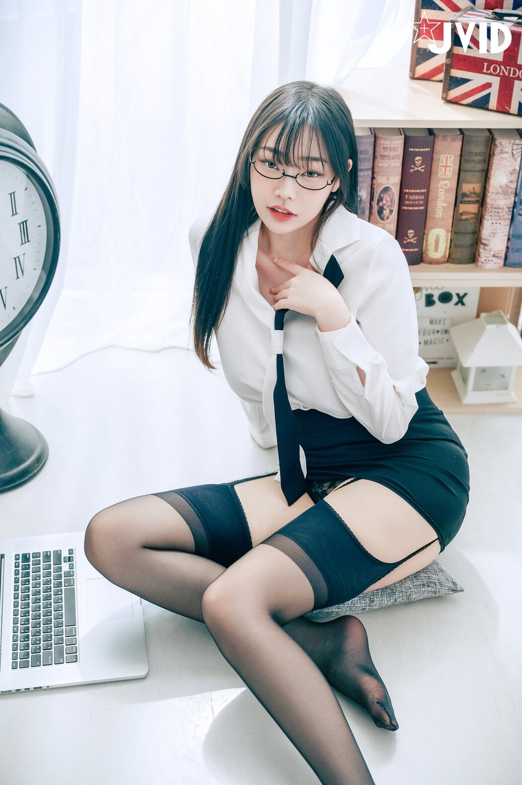 JVID Yi Xin Slivia 苡昕Slivia – 超巨乳女秘書 Part2