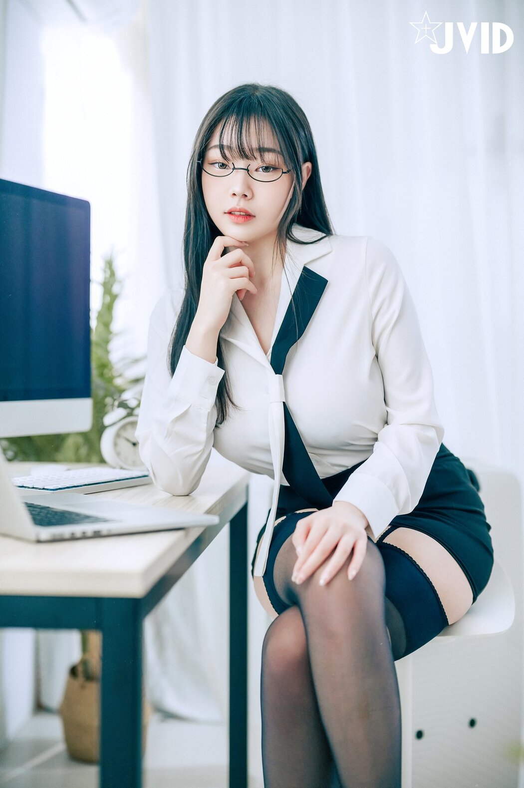 JVID Yi Xin Slivia 苡昕Slivia – 超巨乳女秘書 Part1
