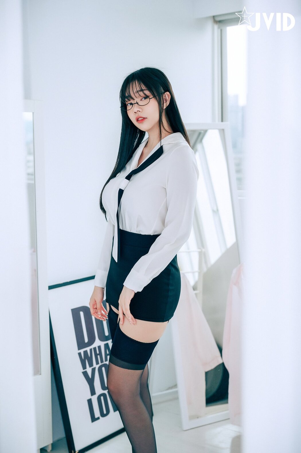 JVID Yi Xin Slivia 苡昕Slivia – 超巨乳女秘書 Part2