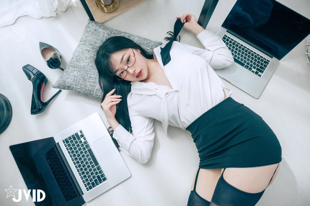 JVID Yi Xin Slivia 苡昕Slivia – 超巨乳女秘書 Part2