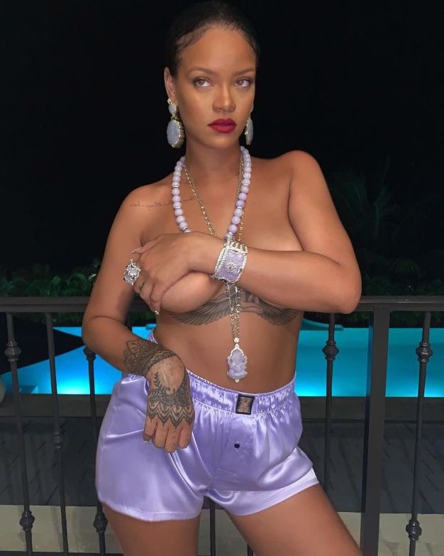 H Rihanna κρατάει &#8230; τα πλούσια στήθη της !
