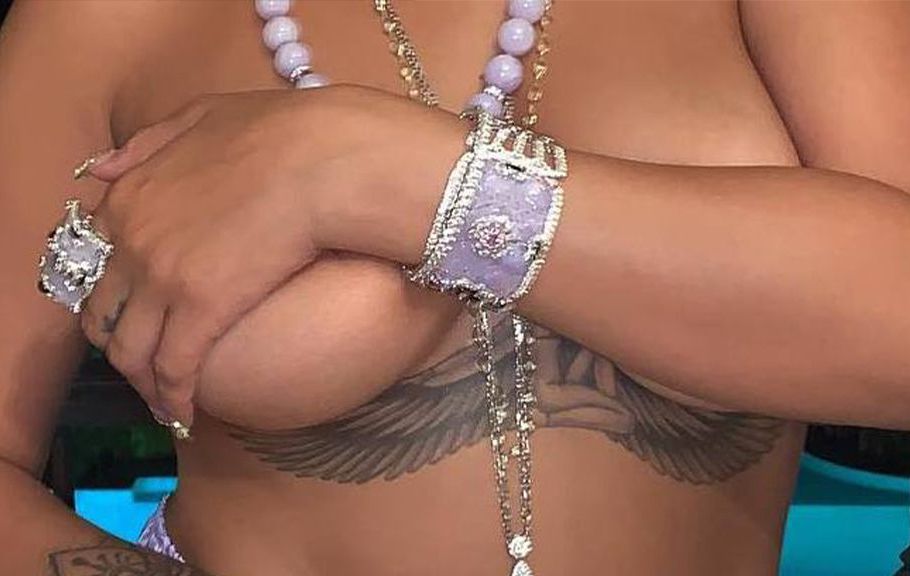 H Rihanna κρατάει … τα πλούσια στήθη της ! Cover Photo