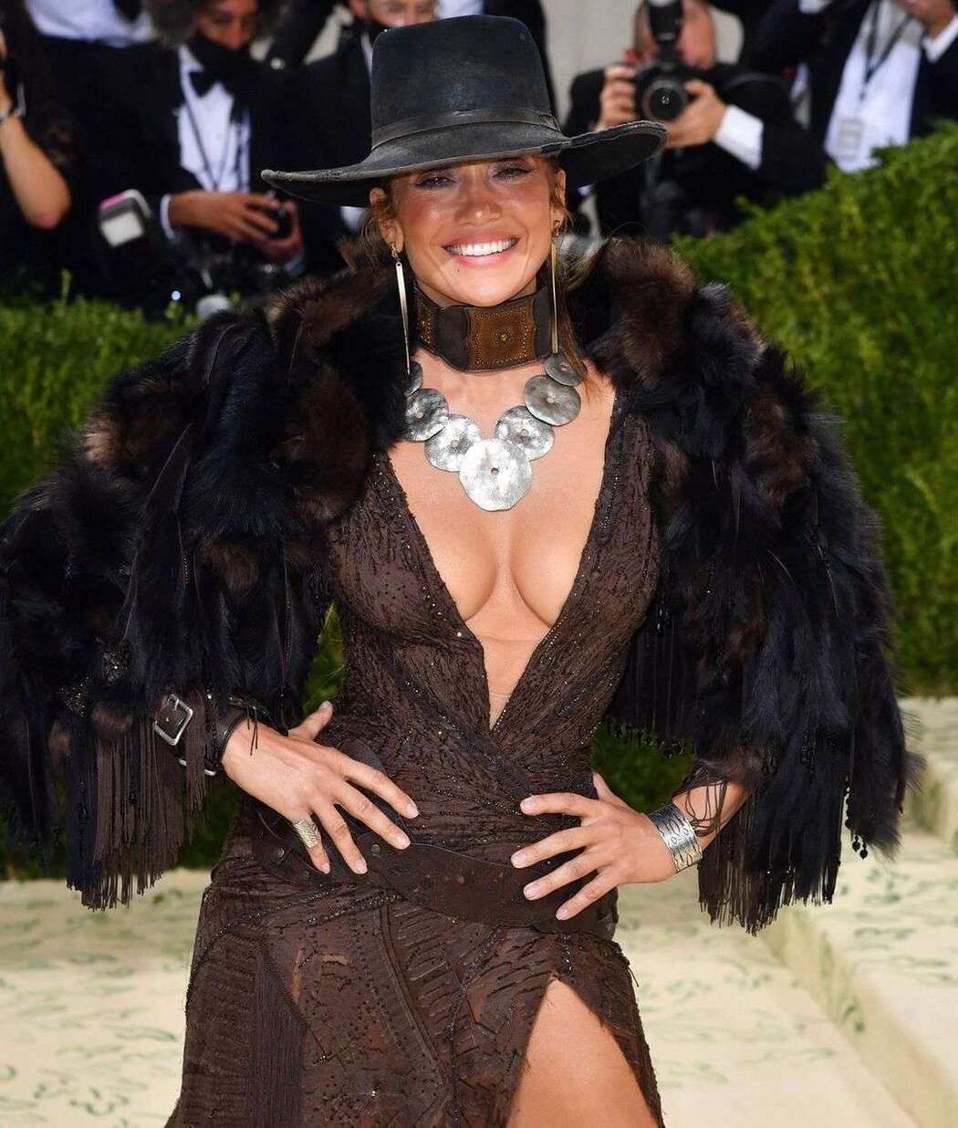 Jennifer Lopez … Sexy Cleavage ! Cover Photo