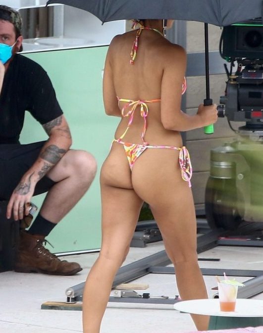 Η ηθοποιός Camila Mendes(26 εκατομύρια followers) &#8230; με thong σε γυρίσματα ταινίας για τον Netflix !