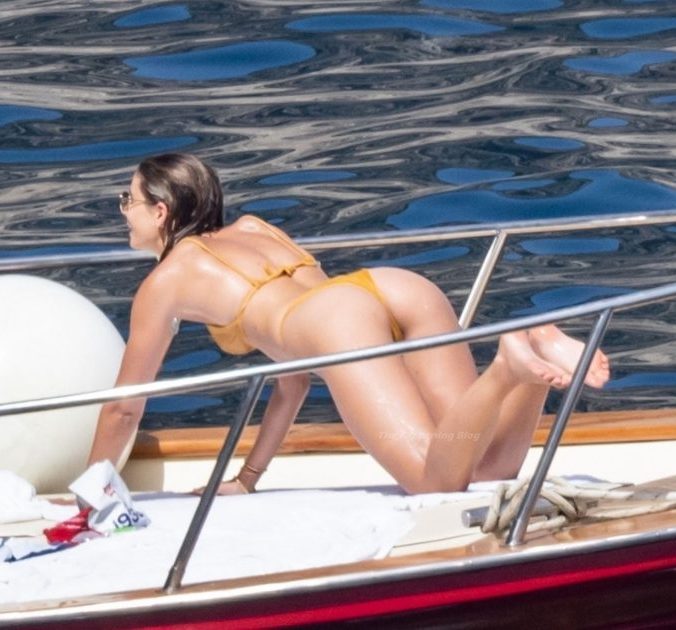 To super model της Victoria&#8217;s Secret Taylor Hill(16,2 εκατoμμύρια followers) &#8230; με αποκαλυπτικό thong στις διακοπές της !