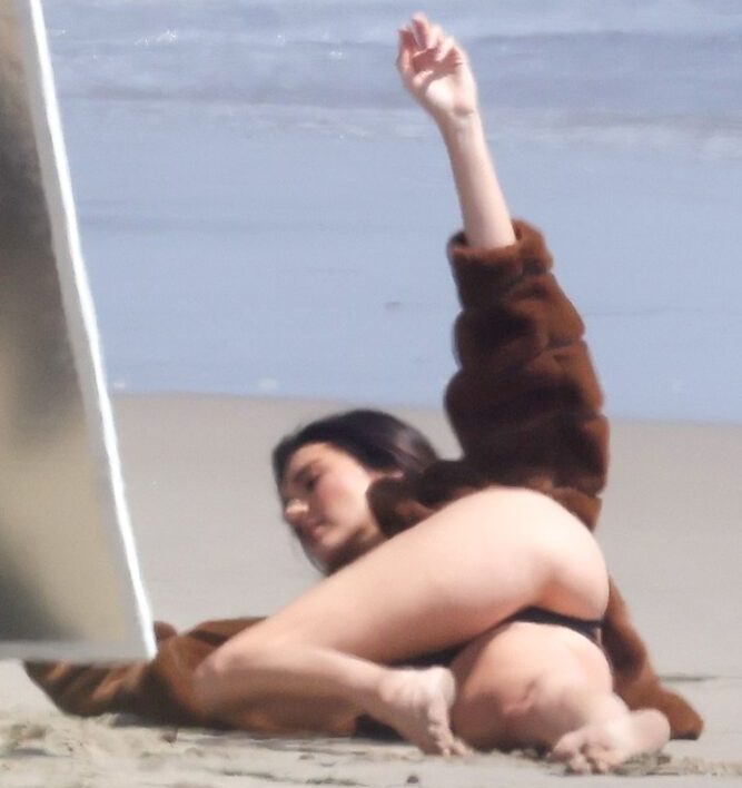 Τα οπίσθια της Kendall Jenner … σε παρασκήνια φωτογράφησης !