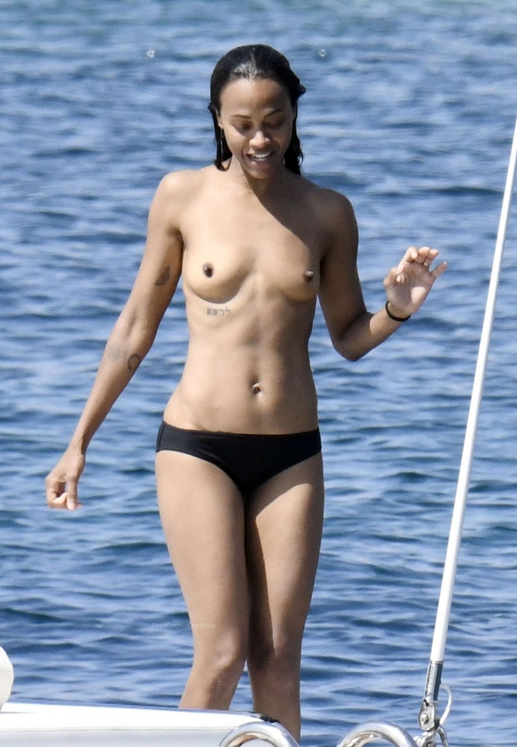 Η διάσημη ηθοποιός Zoe Saldana(7,5 εκατομμύρια followers) … topless στις διακοπές της ! Cover Photo