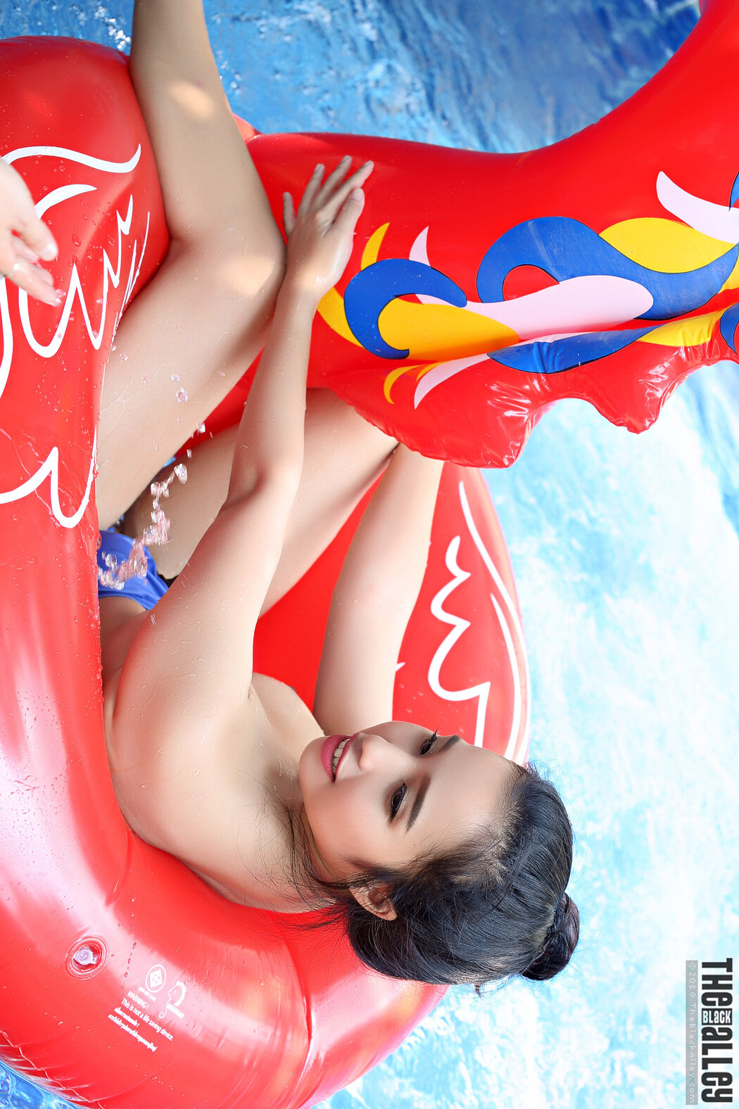 Norah The Black Alley Photobook Set.03