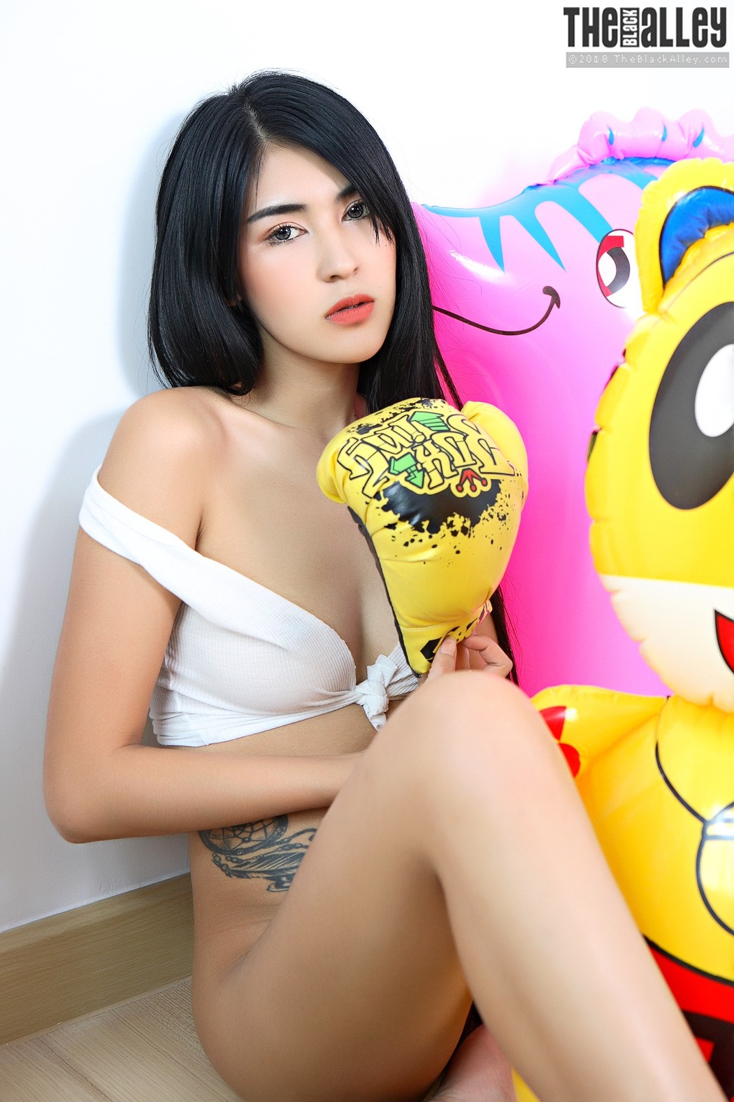 Saipan The Black Alley Photobook Set.44