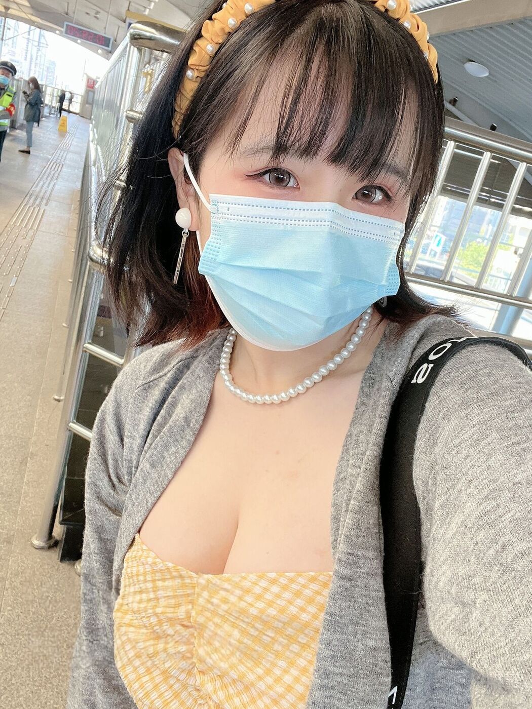 Coser@阿半今天很开心 – 黄色抹胸