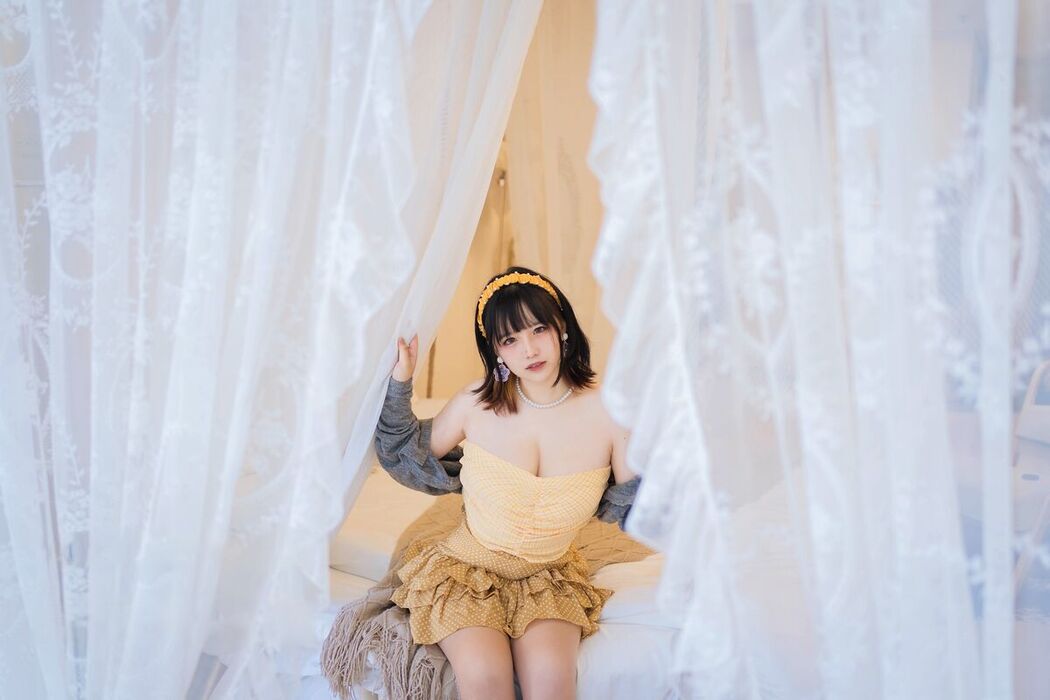 Coser@阿半今天很开心 – 黄色抹胸