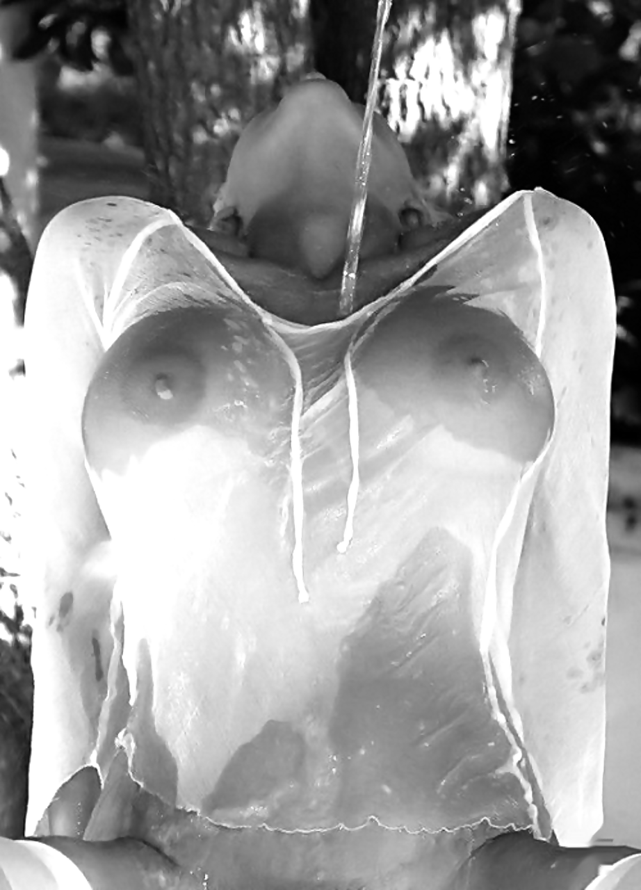 TITS UNDER A T SHIRT